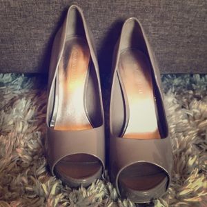 Open toed neutral patent leather heels pumps